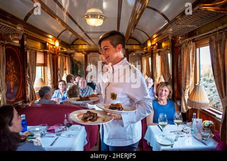 Piatti gourmet serviti nel lussuoso treno al-Andalus che viaggia in Andalusia Spagna. Il treno al Andalus effettua un tour di 7 giorni e 6 notti, di fronte Foto Stock