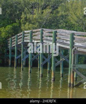 Un ponte a piedi nel Round Island Riverside Park sul fiume Indiano, vero Beach, Indian River County, Florida Foto Stock