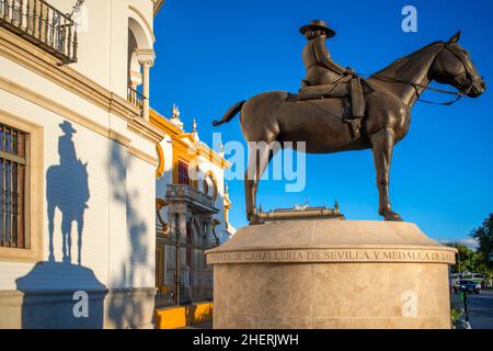 All'esterno dell'arena di Siviglia si trova la statua della Condesa De Barcelona montata a cavallo su una sella. Siviglia, Andalusia, Spagna. Bullfight Bullring Plaz Foto Stock