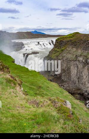 Una vista panoramica delle cascate di Hraunfossar, situate vicino a Husafell e Reykholt nell'Islanda occidentale Foto Stock