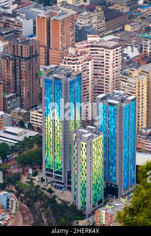 Alti e colorati grattacieli nel centro di Bogotà, Colombia, Sud America Foto Stock