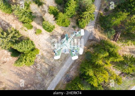 vista panoramica del polo della stazione radio base per telefonia mobile e reti di computer wireless nella foresta Foto Stock