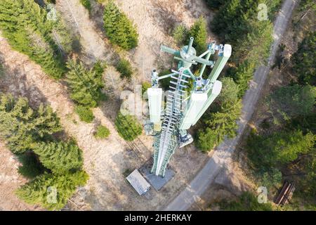 stazione radio base palo palo in foresta da sopra drone vista Foto Stock