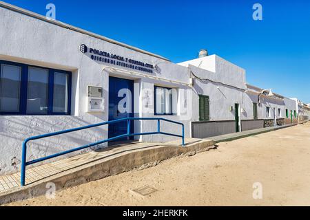 Stazione di polizia in via villaggio, Caleta del Sebo, la Graciosa Island, arcipelago Chinijo, Spagna Foto Stock