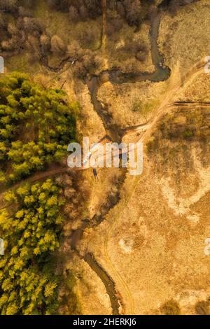 Antenna del flusso di avvolgimento dall'alto. Piccolo fiume che scorre attraverso il paesaggio rurale Foto Stock