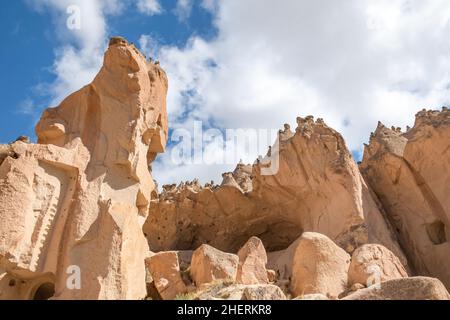 Camini delle fate nel Museo all'aperto di Zelve, Cappadocia, Turchia. Chiese e case scavate nelle rocce nel Museo all'aperto Zelve in Cappadocia. Foto Stock