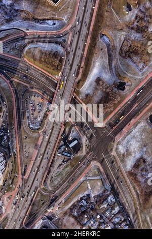 Foto aerea dello svincolo autostradale multilivello che passa in una città Foto Stock