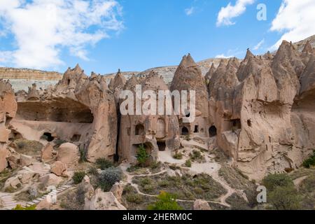 Camini delle fate nel Museo all'aperto di Zelve, Cappadocia, Turchia. Chiese e case scavate nelle rocce nel Museo all'aperto Zelve in Cappadocia. Foto Stock