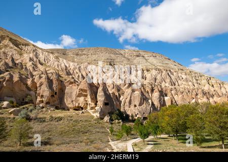 Camini delle fate nel Museo all'aperto di Zelve, Cappadocia, Turchia. Chiese e case scavate nelle rocce nel Museo all'aperto Zelve in Cappadocia. Foto Stock