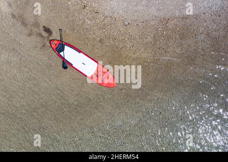 Vista dall'alto sul SUP in riva al lago in una giornata di sole Foto Stock