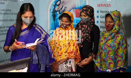 Kolkata, Bengala Occidentale, India. 12th Jan 2022. Un bambino di strada reagisce come lei prende un jab vaccino durante un campo di vaccinazione per i bambini di strada a partire da 15-17 anni di età in un'occasione di 159th anni anniversario di compleanno di Swami Vivekananda in mezzo al coronavirus emergenza a Kolkata, India, 12 gennaio, 2022. (Credit Image: © Infranil Aditya/ZUMA Press Wire) Foto Stock