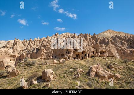 Camini delle fate nel Museo all'aperto di Zelve, Cappadocia, Turchia. Chiese e case scavate nelle rocce nel Museo all'aperto Zelve in Cappadocia. Foto Stock