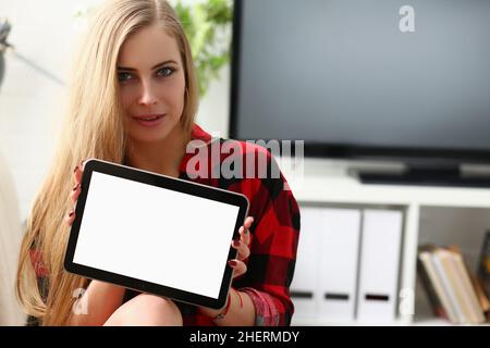 Giovane bella donna che tiene la compressa primo piano. App aziendale online Foto Stock
