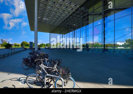 Biciclette di fronte all'edificio del Parlamento Paul-Loebe lungo il fiume Sprea, Cancelleria che riflette sulla parete di vetro, quartiere del governo di Berlino Foto Stock