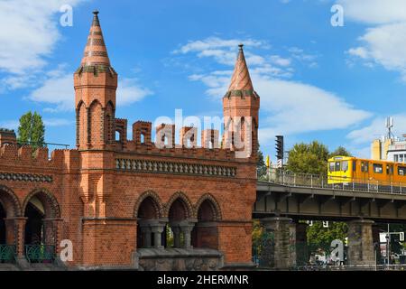 La S-Bahn gialla sul ponte Oberbaum sul fiume Sprea, Berlino, Germania Foto Stock