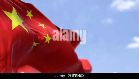 Primo piano dettagliato della bandiera nazionale della Cina che sventola al vento in una giornata limpida. Democrazia e politica. Paese asiatico. Messa a fuoco selettiva. Foto Stock