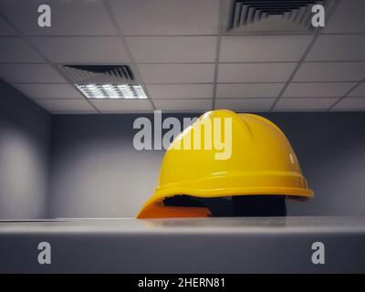 Casco di sicurezza giallo nello spogliatoio del magazzino. Concetto di formazione OHS. Norme di sicurezza sul lavoro Foto Stock