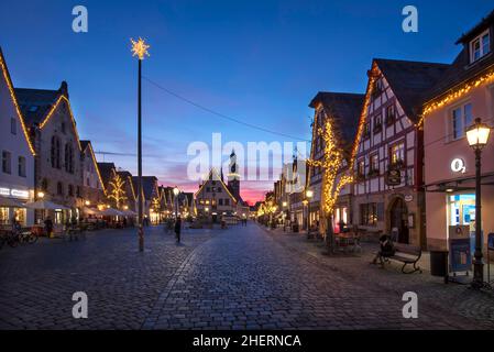 Mercato illuminato di Natale con il vecchio municipio e la chiesa di San Giovanni in serata, Lauf an der Pegnitz, Franconia media, Baviera, Germania Foto Stock