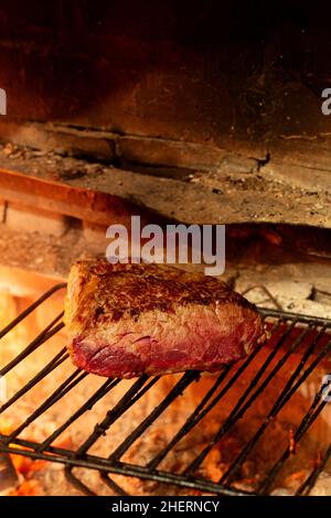 Delizioso filetto di manzo su griglia di carbone. Gustosa bistecca di manzo alla griglia con costolature Foto Stock