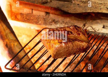 Gustosa bistecca di filetto di manzo su una griglia. Filet mignon arrostire su carbone caldo Foto Stock