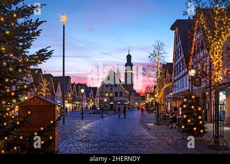 Mercato illuminato di Natale con il vecchio municipio e la chiesa di San Giovanni in serata, Lauf an der Pegnitz, Franconia media, Baviera, Germania Foto Stock