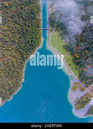 lago blu heiterwang con ponte canale in autunno con vista dall'alto Foto Stock