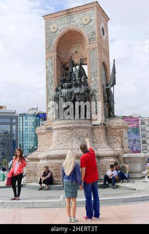 Mustafa Kemal Atatuerk con compagni d'armi, Monumento all'Indipendenza di Pietro Canonica, Piazza Taksim o Taksim Meydani, Beyoglu, Istanbul, europeo Foto Stock