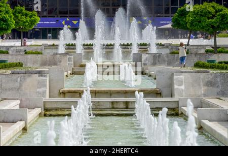 Fontana, Piazza di fronte al Palazzo Nazionale della Cultura, Bulevard Bulgaria, Sofia, Bulgaria Foto Stock