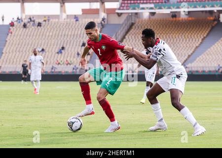 YAOUNDE, CAMERUN - GENNAIO 09: Achraf Hakimi del Marocco e Abdul-Rahman Baba del Ghana in azione durante la partita del gruppo C della Coppa delle nazioni d'Africa 2021 Foto Stock