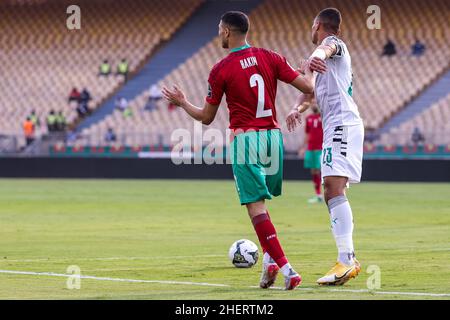 YAOUNDE, CAMERUN - GENNAIO 09: Achraf Hakimi del Marocco e Alexander Djiku del Ghana in azione durante l'incontro del gruppo C della Coppa delle nazioni dell'Africa 2021 BE Foto Stock