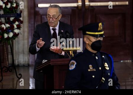 USA. 12th Jan 2022. Il leader della maggioranza del Senato Chuck Schumer, D-NY, parla durante un servizio commemorativo per il senatore scomparso Harry Reid mentre si trova in stato al Campidoglio a Washington, mercoledì 12 gennaio 2022. Reid, che ha servito cinque termini nel Senato, sarà onorato Mercoledì in Capitol Rotunda durante una cerimonia chiusa al pubblico sotto i protocolli COVID-19. (Foto di Pool/Sipa USA) Credit: Sipa USA/Alamy Live News Foto Stock