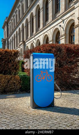 Colonna blu con pompa d'aria per ciclisti presso il Ministero federale dell'ambiente, Berlino, Germania Foto Stock