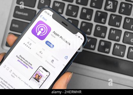 Kharkov, Ucraina - 10 gennaio 2022: Primo piano dell'icona dell'app Apple Podcasts Foto Stock