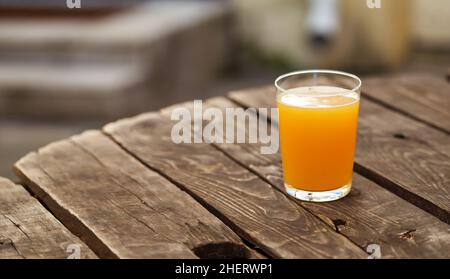 Bicchiere di deliziosa birra succulenta alla pallida neipa. New england pallido ale birra artigianale ipa moderna Foto Stock