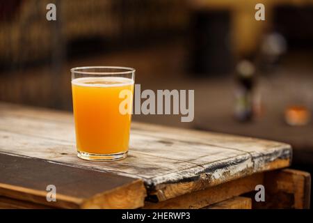 Succosa birra artigianale della birra alla pallida del New england. Birra alla spina. Birra NEIPA in un bicchiere Foto Stock