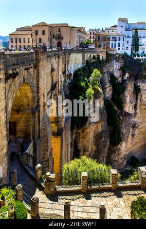 Puente Nuevo sopra la gola di El Tajo, scavata nella roccia dal Rio Guadalevin, Ronda, uno dei villaggi bianchi, Ronda, Andalusia, Spagna Foto Stock