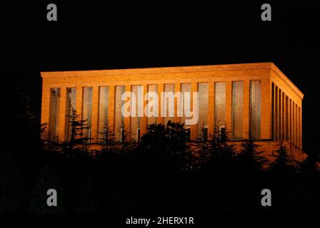 Vista notturna del Mausoleo di Ataturk ad Ankara, Turchia. Foto Stock