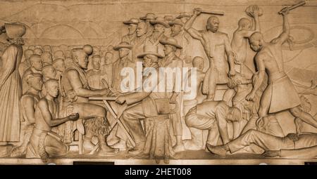 Rilievo di marmo con la storia del Boer Trek, Voortrekker Monumento in onore dei Boers, la capitale Pretoria, Tshwane, Sudafrica, Pretoria Foto Stock