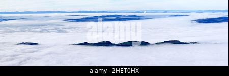 Vista dalla cima del Monte Rigi sulla valle circondata dal mare di nuvole, Rigi Klum, Svizzera (grande panorama cucito) Foto Stock