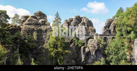 Sassonia, Germania - Agosto 23. 2016: Panorama del Ponte di Bastei in Sassonia Svizzera Parco Nazionale in Germania in una giornata di sole Foto Stock
