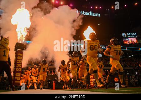 Gli Arizona state Sun Devils entrano in campo all'Allegiant Stadium prima della partita del Las Vegas Bowl contro i distintivi del Wisconsin, giovedì 30 dicembre 202 Foto Stock