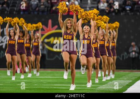 Arizona state Sun Devils cheerleaders si esibiscono durante la partita Las Vegas Bowl, giovedì 30 dicembre 2021, a Las Vegas. Il Wisconsin sconfisse l'Arizona state Foto Stock