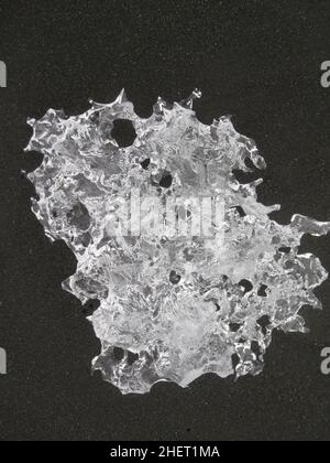 Incredibili pezzi dell'iceberg brillano sulla famosa Diamond Beach alla laguna di Jokulsarlon durante il tramonto Foto Stock