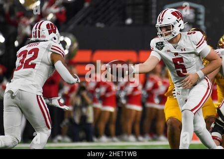 I badgers del Wisconsin hanno smesso la palla a Graham Mertz (5), mentre i badgers del Wisconsin hanno eseguito il ritorno a Julius Davis (32) durante la partita a del Las Vegas Bowl Foto Stock