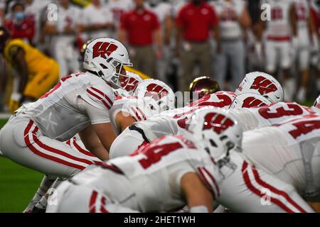 I badgers del Wisconsin si sono squarterback Graham Mertz (5) durante la partita del Las Vegas Bowl contro l'Arizona state Sun Devils, giovedì 30 dicembre 2021, a Las VE Foto Stock