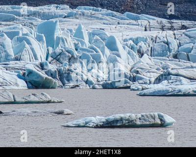 Vista della lingua del ghiacciaio Skaftafellsjokull e delle montagne vulcaniche intorno all'Islanda del Sud. Ubicazione Parco Nazionale Skaftafell, ghiacciaio di Skaftafellsjokull, Foto Stock