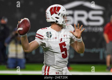 I badgers del Wisconsin si sono squarterback Graham Mertz (5) durante la partita del Las Vegas Bowl contro l'Arizona state Sun Devils, giovedì 30 dicembre 2021, a Las VE Foto Stock