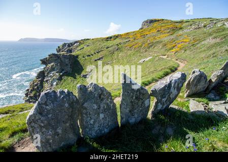 Regno Unito, Inghilterra, Devonshire. Pietre di confine neolitico a Prawle Point, South West Coastal Path nel distretto di South Hams di Devon. Foto Stock