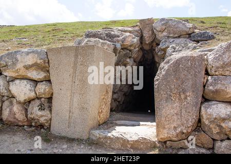 Tunnel attraverso le mura della città, Hattusha, antica capitale degli Hittiti, Turchia, Hattusha, Turchia Foto Stock