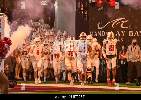 I distintivi del Wisconsin entrano in campo prima della partita del Las Vegas Bowl contro gli Arizona state Sun Devils, giovedì 30 dicembre 2021, a Las Vegas. Wisc Foto Stock